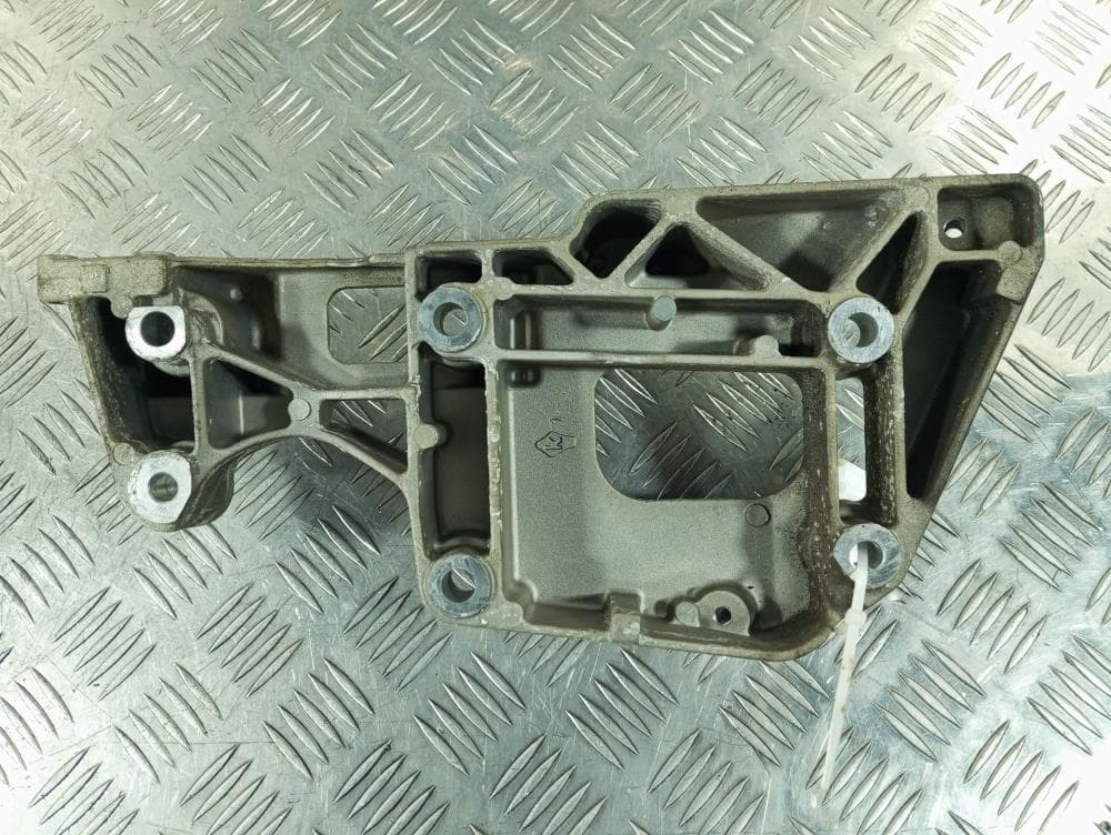 Кронштейн генератора к Volkswagen Passat B6 (05-10)