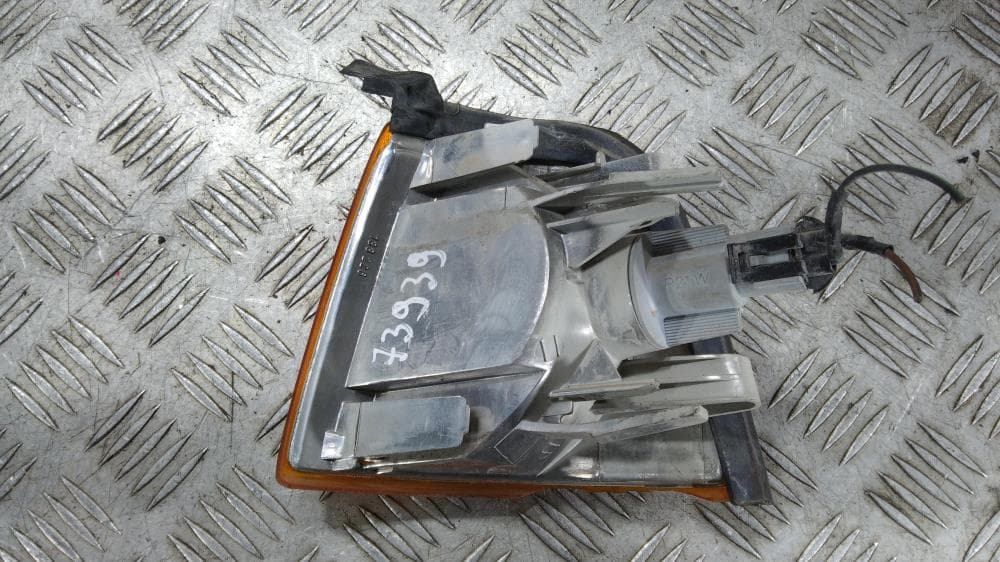 Поворотник правый к Audi 80 B4 (91-96)